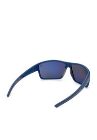 Blauwe zonnebril met een matte afwerking, rechthoekige lenzen en grijze accenten op het montuur. De armen zijn gebogen voor een comfortabele pasvorm.