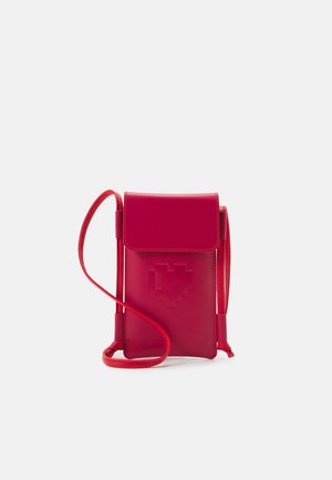 Kleine rote Umhängetasche mit langem Riemen und einem pixelartigen Herzdesign, das auf der vorderen Klappe geprägt ist.