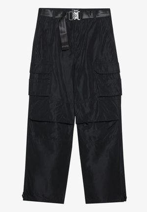 Sorte cargo bukser laget av lett nylon, med flere sidelommer, bred ben-design og en teksturert midje med spenne.