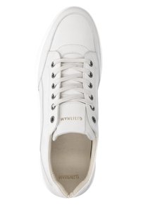 Weißer Sneaker mit einem glatten Leder-Obermaterial, runder Zehenpartie, flachen Schnürsenkeln und schwarzen Ösen. Mit subtiler goldener Markenkennzeichnung an der Seite.