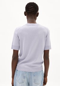 Licht paarse trui met korte mouwen en een ronde halslijn, met geribbelde accenten bij de mouwen en de zoom, gemaakt van een zachte, gebreide stof.