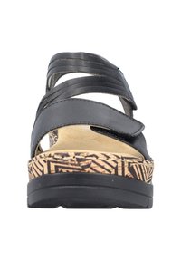 Schwarze Ledersandale mit drei Riemen, einem Korkfußbett mit geometrischen Mustern und einer schwarzen Gummisohle.