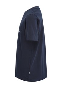 Camiseta de algodón de color azul marino con mangas cortas, un corte relajado y una etiqueta del logo de Fila en el costado. Textura suave, diseño sencillo.