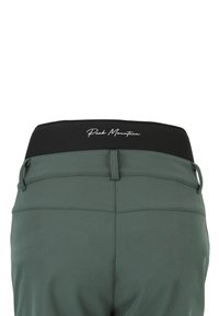 Pantaloni verde scuro con una larga fascia in vita nera con la scritta bianca "Peak Mountain", mostrati da dietro senza tasche visibili.