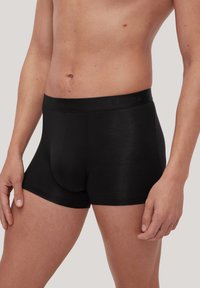 Zwarte katoenen boxershorts met een nauwsluitende pasvorm, voorzien van een zachte textuur en een zachte tailleband met het merknamen in reliëf.