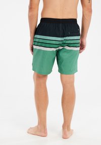 Groene en zwarte zwembroek met een horizontaal gestreept patroon. Elastische tailleband, textuur met ruitpatroon en een enkele achterzak.