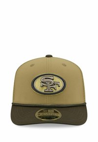 Khakifarbenes Baseball-Cap mit einem dunkelgrünen Schirm, das ein rundes, gesticktes Logo mit "SF" zeigt. Der Stoff ist glatt und hat ein passgenaues Design.