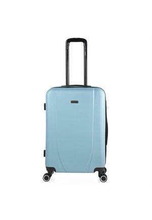 Maleta rígida de color azul claro con un diseño elegante. Cuenta con un asa retráctil negra y cuatro ruedas giratorias para una fácil maniobrabilidad.