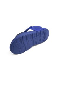 Sola di sandalo in gomma blu con motivo testurizzato, caratterizzata da scanalature profonde per trazione e un design delle cinghie per il comfort.
