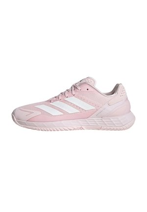 Scarpa da corsa rosa chiaro con strisce bianche Adidas, design con lacci e suola texturizzata mostrata di lato su sfondo bianco.