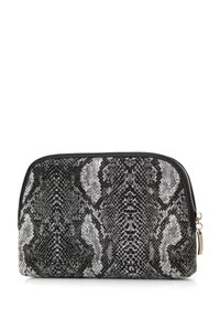 Pochette cosmetica con stampa a serpente nera e argento, dotata di chiusura a zip e bordi neri a contrasto, caratterizzata da una superficie testurizzata e bordi lisci.
