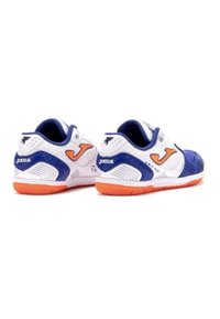 Zapatillas deportivas blancas con acentos en azul y naranja, parte superior sintética, paneles de malla, correa de gancho y bucle, suelas texturizadas para agarre.