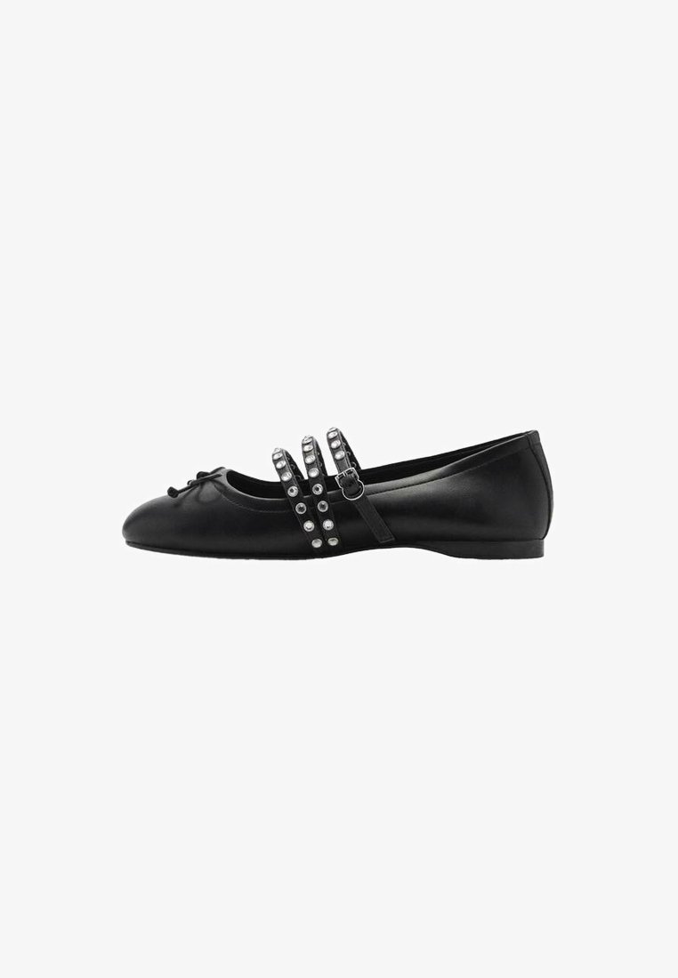 Chaussure de ballet plate noire avec trois brides cloutées et un petit nœud sur l'orteil arrondi, vue de côté.