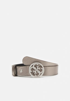Ceinture en cuir à texture métallique avec boucle ronde en argent ornée de lettres entrelacées sur fond blanc.