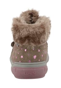 Bota de ante marrón con parte superior esponjosa, que presenta patrones de corazones y estrellas rosas, suela gris y la marca "Lunchi" en la parte trasera.