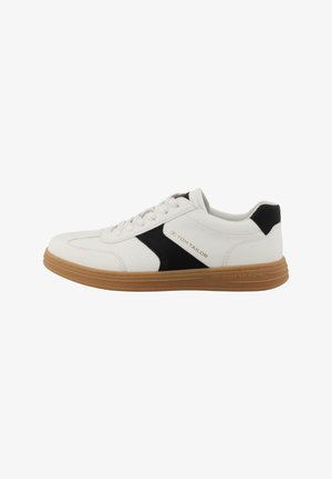 Weißer Sneaker mit schwarzem Seitenakzent, brauner Sohle, Schnürsenkeln und "Tom Tailor"-Logo an der Seite und der Sohle.