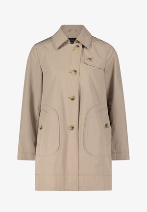 Beżowy płaszcz o średniej długości z dużymi guzikami, dwoma przednimi kieszeniami, szerokim kołnierzem oraz zapięciem na klapkę z prawej strony klatki piersiowej.