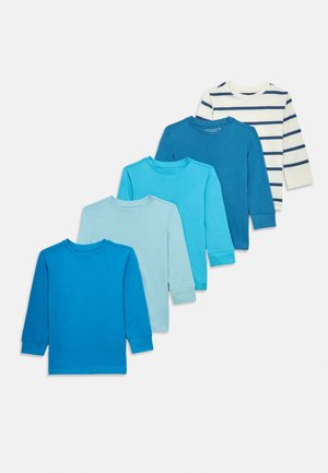 Cinco camisetas de manga larga con cuello redondo en tonos de azul, dispuestas superpuestas, con una camiseta blanca que presenta rayas horizontales azul marino.