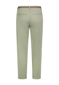 Hellgrüne Baumwollhose mit geflochtenem braunem Gürtel, ausgestattet mit Gesäßtaschen und hochgekrempelten Säumen an den Knöcheln. Glatte Textur, gerade Beinform.