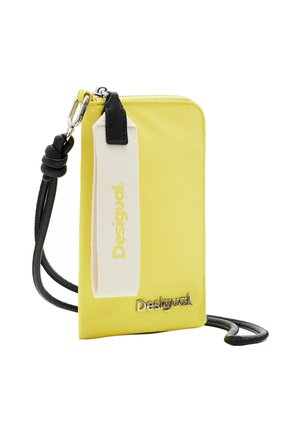Sac bandoulière en nylon jaune avec fermeture éclair, bandoulière noire et accents crème portant le nom de la marque "Desigual" en lettres argentées.