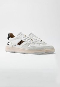 Sneakers bianchi con accenti in camoscio e pelle. Presentano un design a stampa leopardata, lacci piatti, colletto imbottito e suola testurizzata.