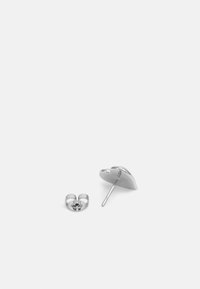 Orecchino a forma di cuore in argento con un perno dritto e una chiusura a spirale. Superficie liscia e finitura metallica senza ulteriori decorazioni.
