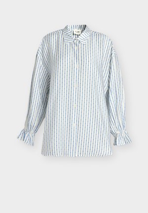 Cămașă albă cu mâneci lungi, cu dungi albastre verticale punctate, guler ascuțit și manșete strânse.