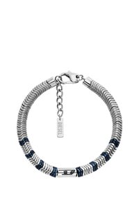 Bracciale in metallo con tonalità argentea, caratterizzato da un motivo a onda e accenti blu. Include un moschettone e un piccolo tag inciso con "DIESEL."