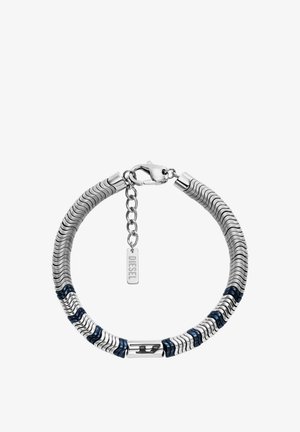 Metalen armband met zilverkleur, met een golfpatroon en blauwe accenten. Inclusief een kreeftsluiting en een klein label gegraveerd met "DIESEL."