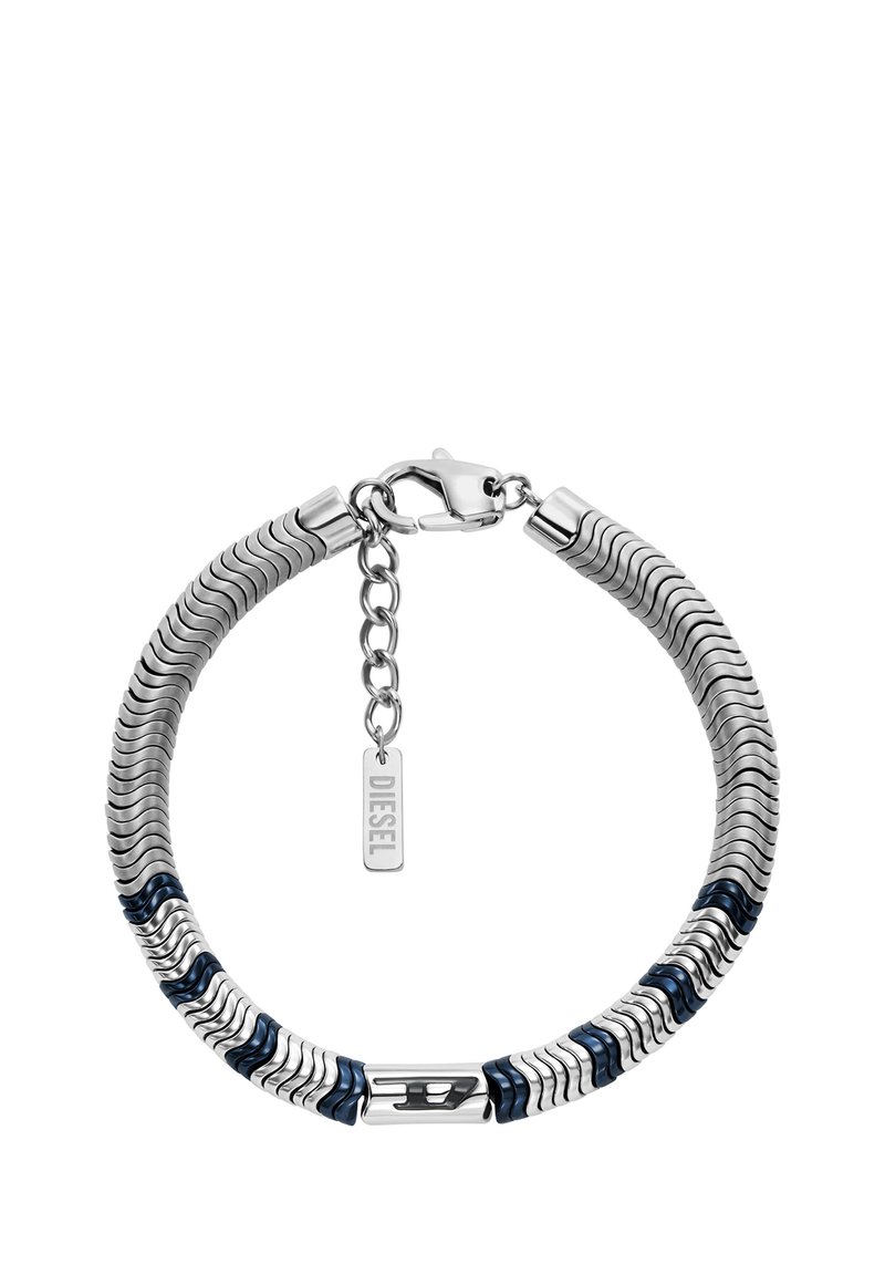 Bracciale in metallo con tonalità argentea, caratterizzato da un motivo a onda e accenti blu. Include un moschettone e un piccolo tag inciso con "DIESEL."