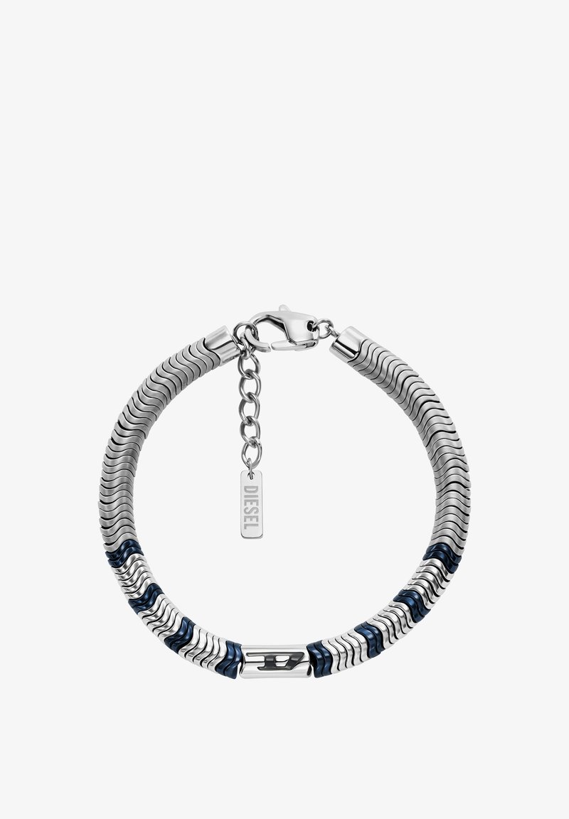 Metallarmband med silverfärgad ton, med ett vågmönster och blå detaljer. Inkluderar en kräftklämma och en liten tagg med graverad "DIESEL."