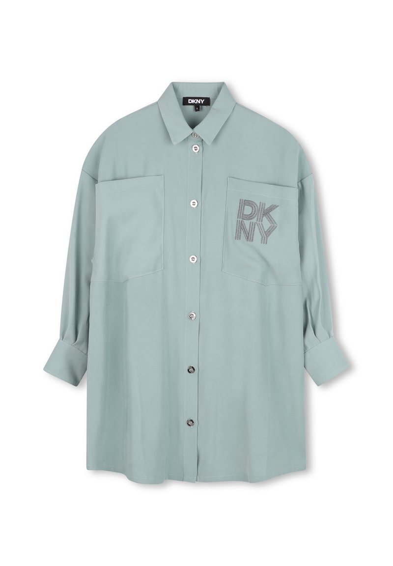 Chemise boutonnière vert clair avec col, deux poches poitrine et un logo brodé sur la poche droite. Fabriquée dans un tissu doux.