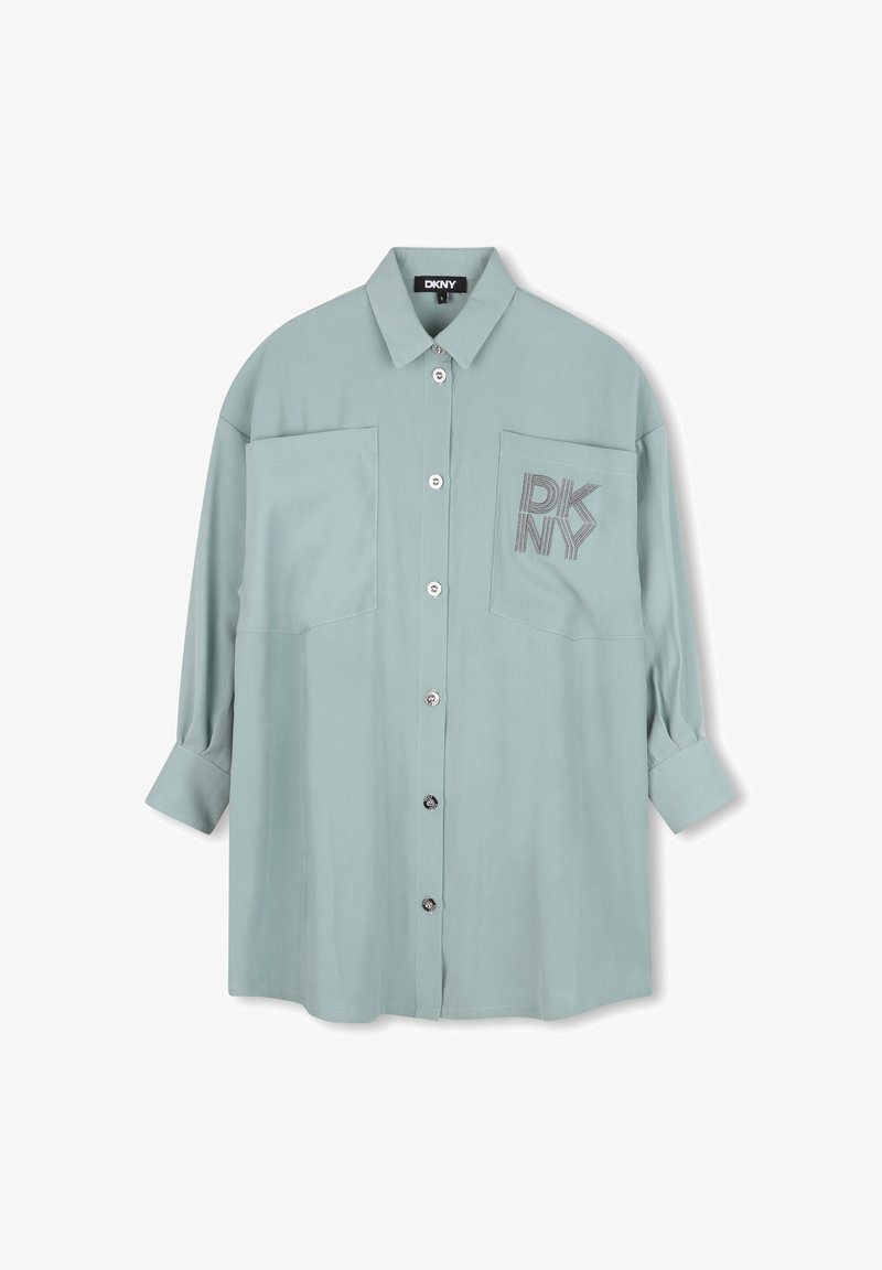 Chemise boutonnière vert clair avec col, deux poches poitrine et un logo brodé sur la poche droite. Fabriquée dans un tissu doux.