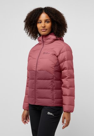 Giacca imbottita color rosa con cappuccio, dotata di chiusura frontale con zip e due tasche laterali. Il tessuto è liscio e leggero.
