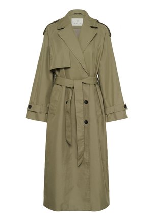 Manteau long khaki avec larges revers, boutons noirs à double boutonnage, taille ceinturée, épaulettes, et sangles aux poignets.