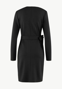 Czarna sukienka z długim rękawem o dopasowanym kroju, z paskiem w stylu kopertowym, gładką fakturą i minimalistycznym wzornictwem. Brak widocznych wzorów lub ozdób.