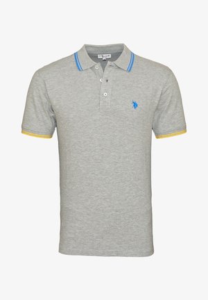 Grijs poloshirt met korte mouwen, blauwe dubbele strepen op de kraag, gele biezen op de mouwen en een klein blauw geborduurd logo op de linkerborst.