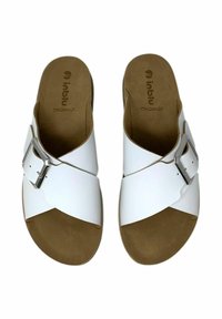 Infradito bianchi con design a fascia incrociata, dotati di una fibbia argento e una suola marrone testurizzata per una presa migliore.