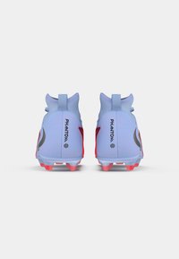 Scarpe da calcio azzurre con dettagli rossi. Design elegante, tomaia testurizzata, linguetta posteriore e marchio distintivo sui lati.