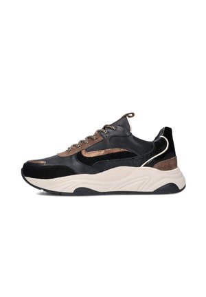 Zwarte en bruine sneaker met een textuur van mesh bovenkant, gladde leren accenten en een chunky witte zool, met contrasterende veters en stiksels.