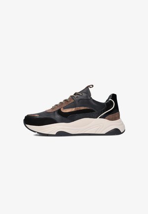 Schwarze und braune Sneakers mit einem strukturierten Mesh-Obermaterial, glatten Lederakzenten und einer klobigen weißen Sohle, die kontrastierende Schnürsenkel und Nähte aufweist.