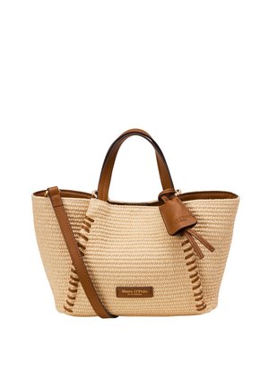 Sac cabas beige tissé avec anses en cuir marron, bandoulière amovible, pompon décoratif en cuir et plaque avec le logo Marc O’Polo.