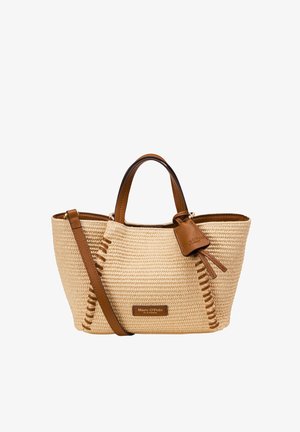Sac cabas beige tissé avec anses en cuir marron, bandoulière amovible, pompon décoratif en cuir et plaque avec le logo Marc O’Polo.