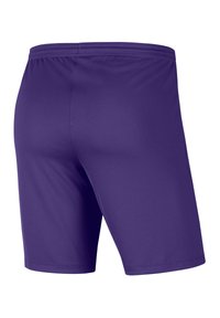 Shorts de sport violets en tissu lisse et léger, avec une taille élastique et une coupe ajustée pour faciliter le mouvement.