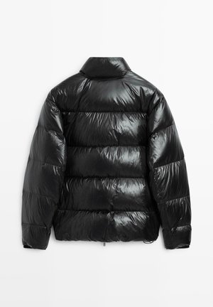 Czarna pikowana kurtka puchowa z błyszczącego materiału, z poziomym przeszyciem, stójką oraz elastycznymi mankietami. Widok od tyłu.