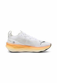 Zapatilla deportiva blanca con parte superior texturizada, mediasuela en degradado naranja y suela de goma negra. Presenta cierre de cordones y una lengüeta en la parte trasera.
