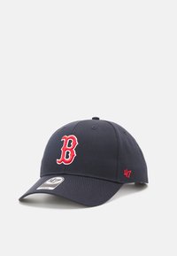 Casquette de baseball bleu marine en coton, avec un grand logo "B" rouge et un petit "47" rouge sur le côté. Visière courbée et sangle réglable.
