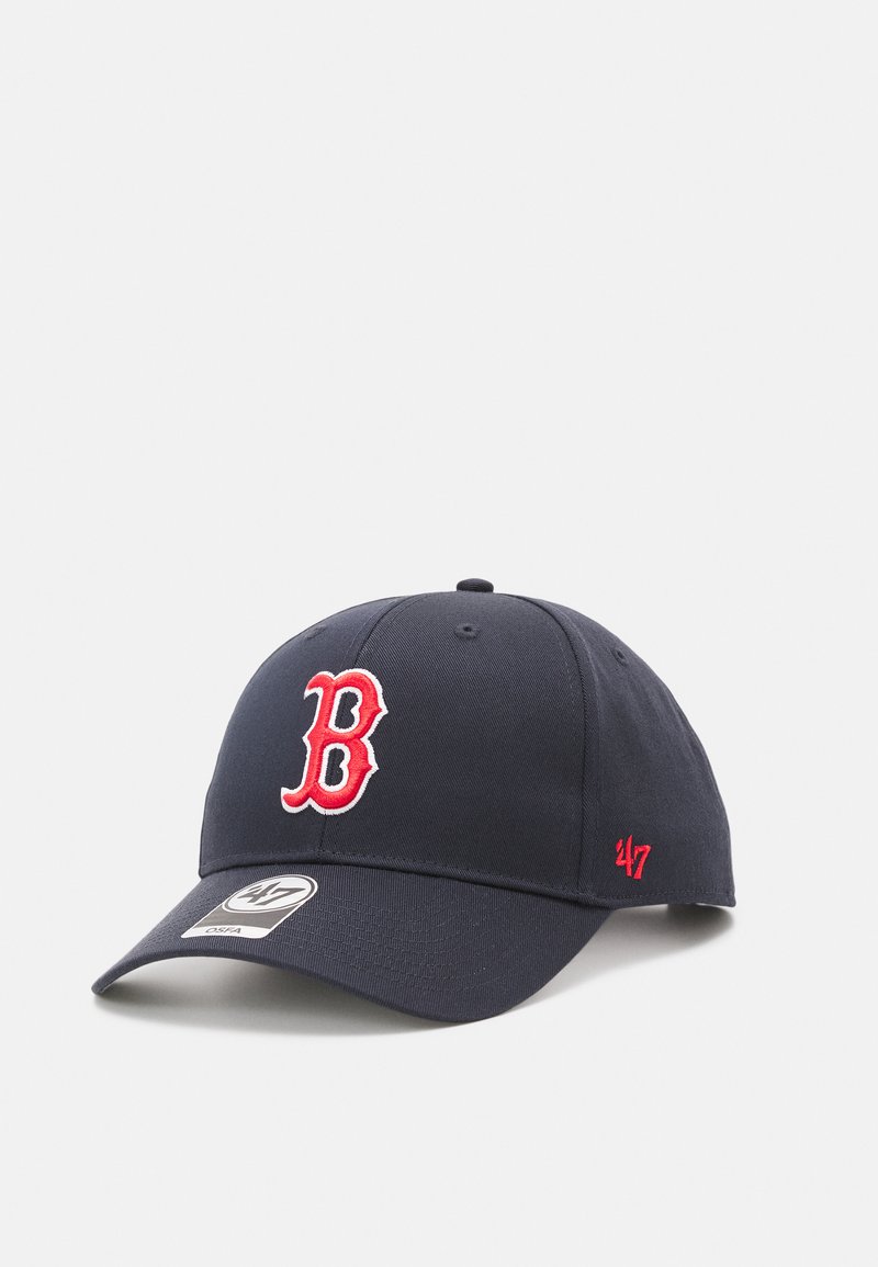 Marineblauwe baseballpet van katoen, met een opvallend rood "B" logo en een klein rood "47" aan de zijkant. Gebogen klep en verstelbare strap.