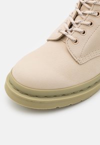 Dr. Martens Botines con cordones - off-white