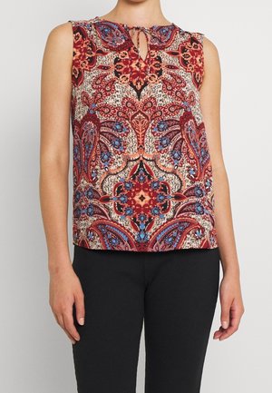 Haut sans manches avec des motifs floraux et cachemire complexes rouges, bleus et beiges, doté d'une petite encolure en forme de goutte d'eau avec fermeture à nouer.